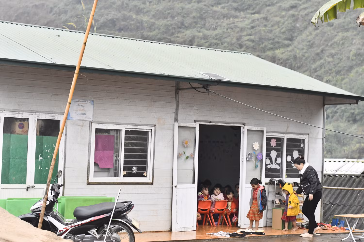 Cô Lèn đón trẻ vào lớp ở điểm trường Mã Pì Lèng A. (Ảnh: Ngọc Mai). Cô Lèn đón trẻ vào lớp ở điểm trường Mã Pì Lèng A. (Ảnh: Ngọc Mai).