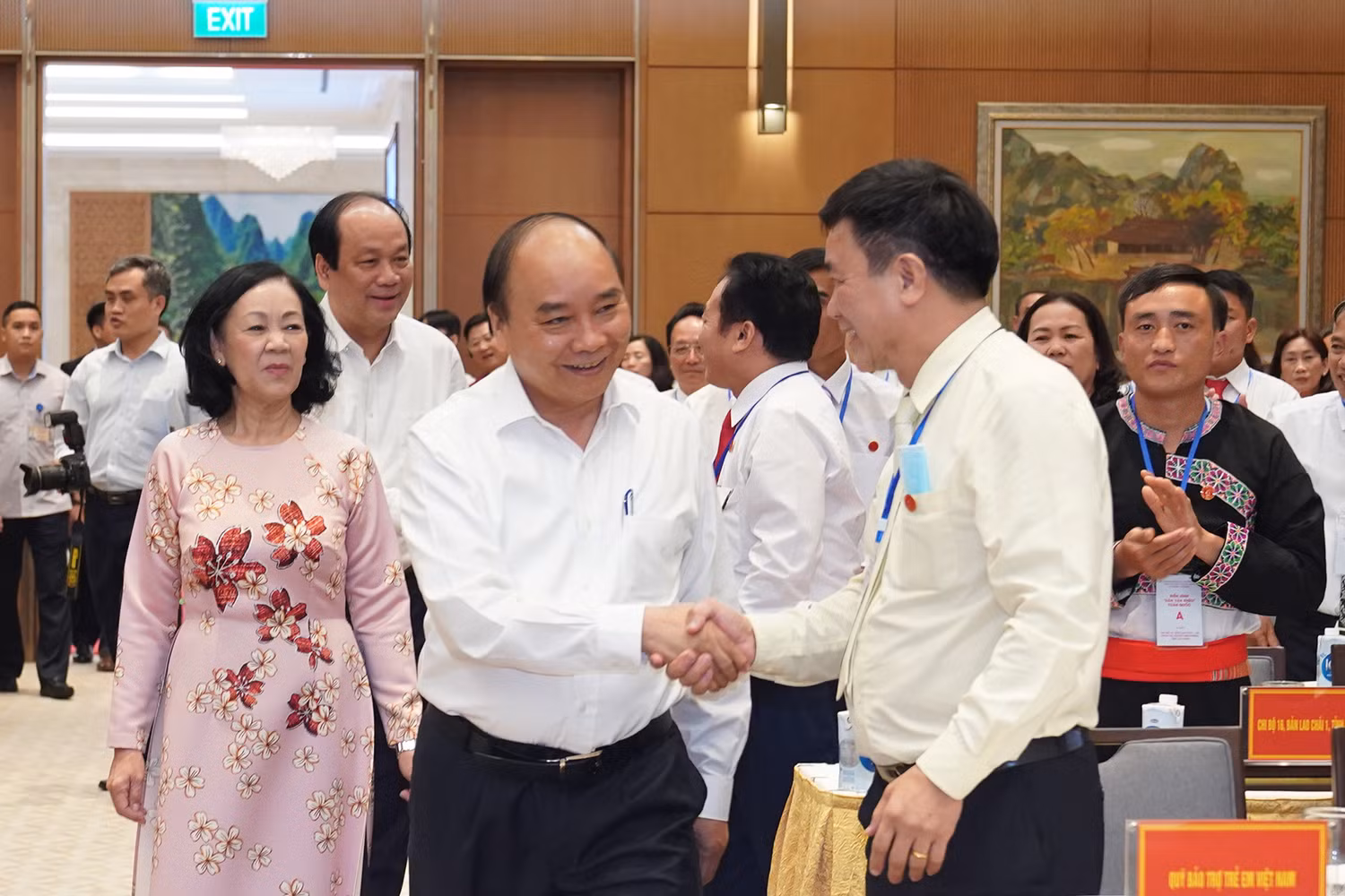 Thủ tướng thăm hỏi các đại biểu tham dự. Ảnh: VGP