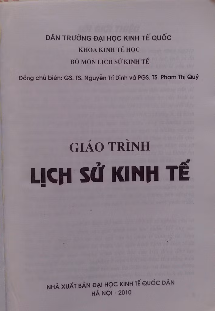 Ngay đầu trang bìa lót dường như ý muốn nói cuốn sách là của “DÂN TRƯỜNG ĐẠI HỌC KINH TẾ QUỐC” nào đó mà tìm mãi chúng ta cũng không biết cái “Trường Đại học kinh tế quốc” nó nằm ở địa phương nào mà sao lại có dân? >>ĐIỂM MẶT CÁC THỦ KHOA ĐẠI HỌC 2012