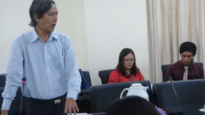 Tiến sĩ Trần Văn Hiếu - phó trưởng khoa tâm lý ĐH Sư phạm Huế - bày tỏ ý kiến giáo viên hiện nay thiếu trầm trọng kỹ năng mềm và chính điều này góp phần làm giảm sút chất lượng giáo dục - Ảnh: Trung Uyên