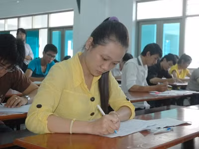 Thí sinh làm bài thi môn Văn sáng 9-7 tại trường ĐH Tôn Đức Thắng. Thí sinh làm bài thi môn Văn sáng 9-7 tại trường ĐH Tôn Đức Thắng.