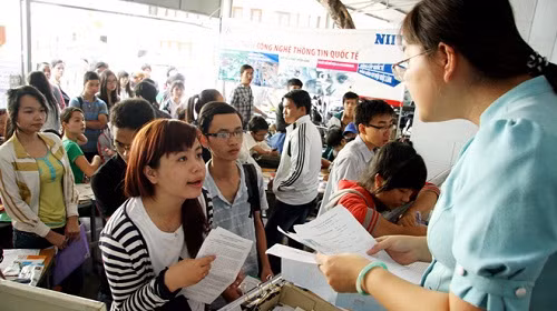 Nhiều thí sinh đến nhận giấy chứng nhận kết quả thi tại Cơ quan đại diện Bộ GD-ĐT ở TP.HCM sáng 20-8 - Ảnh: T.huỳnh