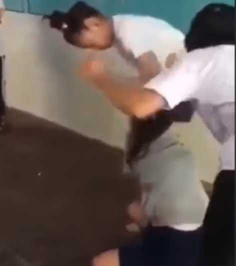 nusinhBDONGdanhnhau.jpg