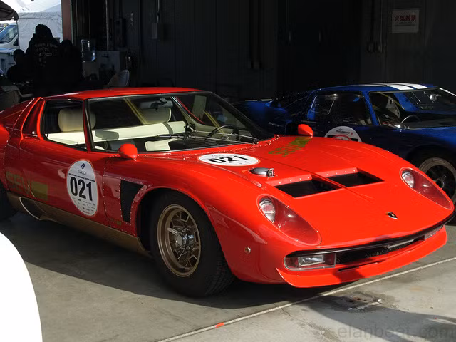 Không giống như những chiếc xe cùng thời, Lamborghini Miura được thiết kế với động cơ đặt giữa theo phương nằm ngang khiến cho thân xe trở nên gọn gàng. Đây là một giải pháp kỹ thuật thông minh mà chưa có hãng xe nào áp dụng ngoại trừ Austin Mini.