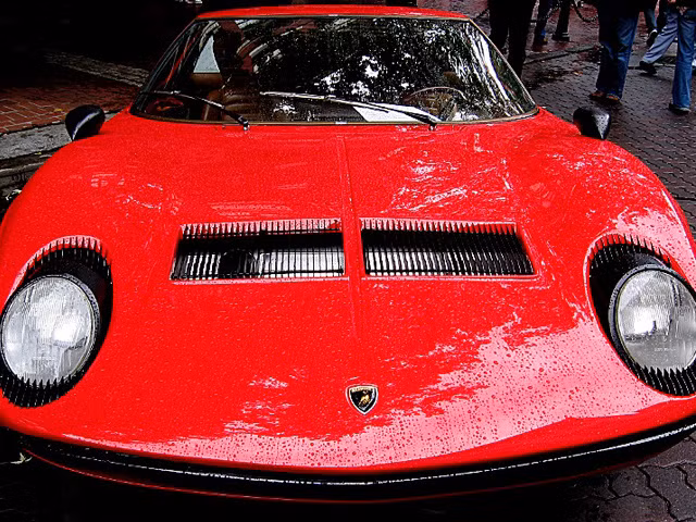 Trước khi Lamborghini Miura ra đời năm 1965, nhiều chiếc xe thể thao khác đã đạt đến tầm cao về tính năng và vận hành. Nhưng chỉ có Miura đáp ứng được những tiêu chí của một mẫu hình siêu xe hiện đại. Đó là tốc độ cao, thiết kế đột phá bất ngờ với nhiều sáng kiến về mặt kỹ thuật công nghệ.