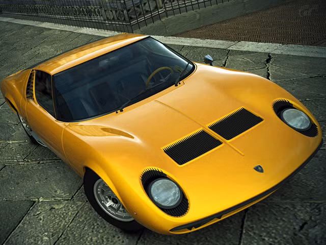 Vài năm sau khi 350 GT ra đời và gặt hái được nhiều thành công, Ferrari lại cho ra mắt mẫu xe Miura, chiếc xe gây ấn tượng mạnh với thiết kế đột phá mang tính cách mạng, động cơ mạnh mẽ cùng những công nghệ tiên tiến đương thời, Lamborghini Miura là chiếc ôtô đầu tiên trên thế giới hội tụ đầy đủ phẩm chất của một siêu xe.