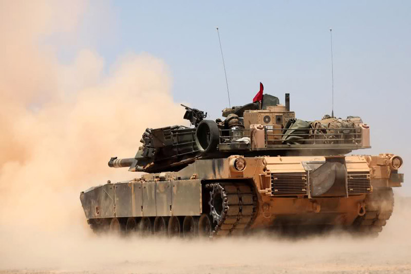 Trung Đông (24 tháng 5 năm 2012): Một xe tăng M1A1 Abrams thuộc Tiểu đoàn 1, Trung đoàn 2, đơn vị quân viễn chinh 24 trong cuộc tập trận Eager Lion 12. Ngày 24/5, Mỹ đã tham gia cuộc tập trận quy mô lớn nhất ở Trung Đông mang tên Eager Lion 12 với sự tham gia của tổng cộng 19 nước với 12.000 lính. Trung Đông (24 tháng 5 năm 2012): Một xe tăng M1A1 Abrams thuộc Tiểu đoàn 1, Trung đoàn 2, đơn vị quân viễn chinh 24 trong cuộc tập trận Eager Lion 12. Ngày 24/5, Mỹ đã tham gia cuộc tập trận quy mô lớn nhất ở Trung Đông mang tên Eager Lion 12 với sự tham gia của tổng cộng 19 nước với 12.000 lính.