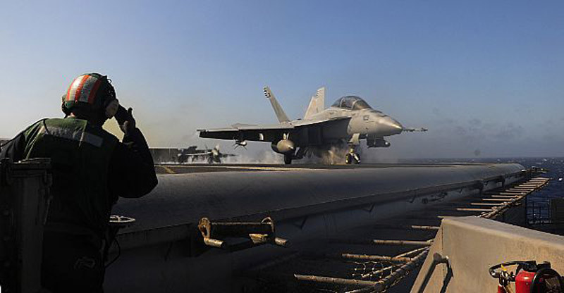 Đại Tây Dương (22 tháng 5 năm 20012): F/A-18F Super Hornet cất cánh trên tàu sân bay USS Carl Vinson (CVN 70). Đại Tây Dương (22 tháng 5 năm 20012): F/A-18F Super Hornet cất cánh trên tàu sân bay USS Carl Vinson (CVN 70).