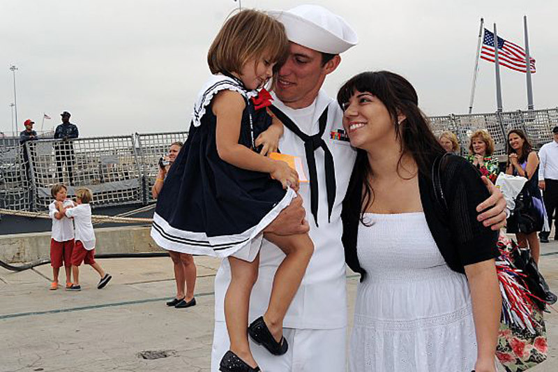 San Diego (23 tháng 5 2012): Thủy thủ Kenny Klein ôm thắm thiết vợ và con gái sau khi trở về cùng với tàu khu trục tên lửa dẫn đường USS Halsey (DDG 97) tại căn cứ Hải quân San Diego. San Diego (23 tháng 5 2012): Thủy thủ Kenny Klein ôm thắm thiết vợ và con gái sau khi trở về cùng với tàu khu trục tên lửa dẫn đường USS Halsey (DDG 97) tại căn cứ Hải quân San Diego.