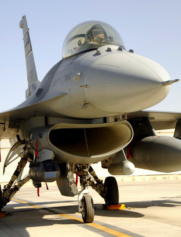 Afghanistan (ngày 20 tháng 5 năm 2012): Tiêm kích F-16 Falcon Fighting thuộc phi đội máy bay chiến đấu viễn chinh 157 tại sân bay Kandahar, Afghanistan. Afghanistan (ngày 20 tháng 5 năm 2012): Tiêm kích F-16 Falcon Fighting thuộc phi đội máy bay chiến đấu viễn chinh 157 tại sân bay Kandahar, Afghanistan.
