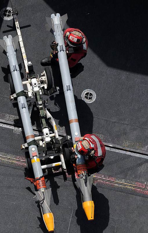 Biển Ả-rập (23 tháng 5 năm 2012): Vận chuyển vũ khí trên Tàu sân bay USS Abraham Lincoln (CVN 72). Biển Ả-rập (23 tháng 5 năm 2012): Vận chuyển vũ khí trên Tàu sân bay USS Abraham Lincoln (CVN 72).