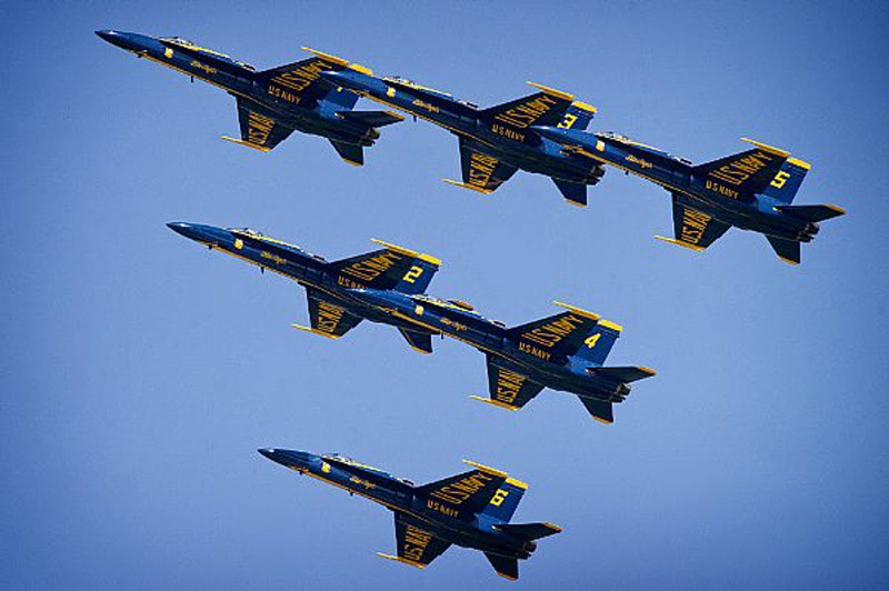 Andrews (19 tháng 5 năm 2012): Phi đội bay “Thiên thần xanh” (Blue Angels) của Hải quân Mỹ tại căn cứ Không quân Andrews. Andrews (19 tháng 5 năm 2012): Phi đội bay “Thiên thần xanh” (Blue Angels) của Hải quân Mỹ tại căn cứ Không quân Andrews.