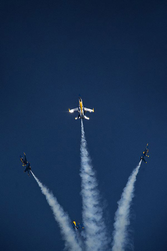 Phi đội bay “Thiên thần xanh” (Blue Angels) là một phi đội bay trình diễn cấp cao của Hải quân Mỹ, được thành lập vào năm 1946. Phi đội bay “Thiên thần xanh” (Blue Angels) là một phi đội bay trình diễn cấp cao của Hải quân Mỹ, được thành lập vào năm 1946.