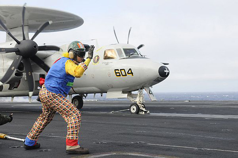 Đại Tây Dương (22 tháng 5 năm 20012): Máy bay E-2C Hawkeye chuẩn khởi hành trên tàu sân bay USS Carl Vinson (CVN 70). Đại Tây Dương (22 tháng 5 năm 20012): Máy bay E-2C Hawkeye chuẩn khởi hành trên tàu sân bay USS Carl Vinson (CVN 70).
