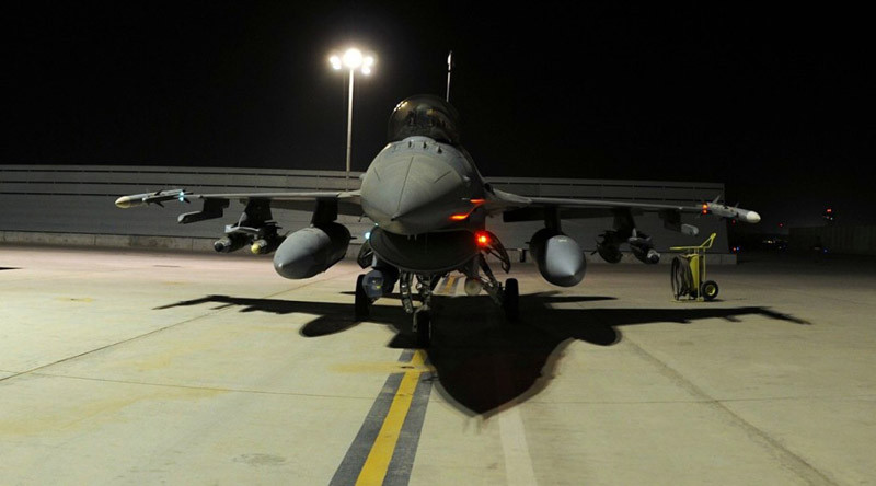 Afghanistan (ngày 20 tháng 5 năm 2012): Tiêm kích F-16 Falcon Fighting thuộc phi đội máy bay chiến đấu viễn chinh 157 tại sân bay Kandahar, Afghanistan. Afghanistan (ngày 20 tháng 5 năm 2012): Tiêm kích F-16 Falcon Fighting thuộc phi đội máy bay chiến đấu viễn chinh 157 tại sân bay Kandahar, Afghanistan.