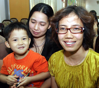 Chị Trần Mai Anh (bên phải ngoài cùng) và bé Thiện Nhân (bên trái ngoài cùng).