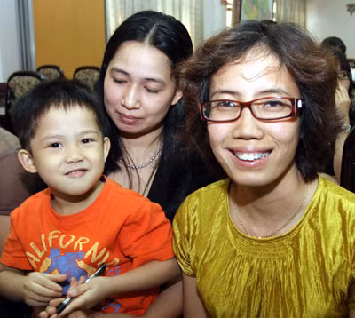 Chị Trần Mai Anh (bên phải ngoài cùng) và bé Thiện Nhân (bên trái ngoài cùng).