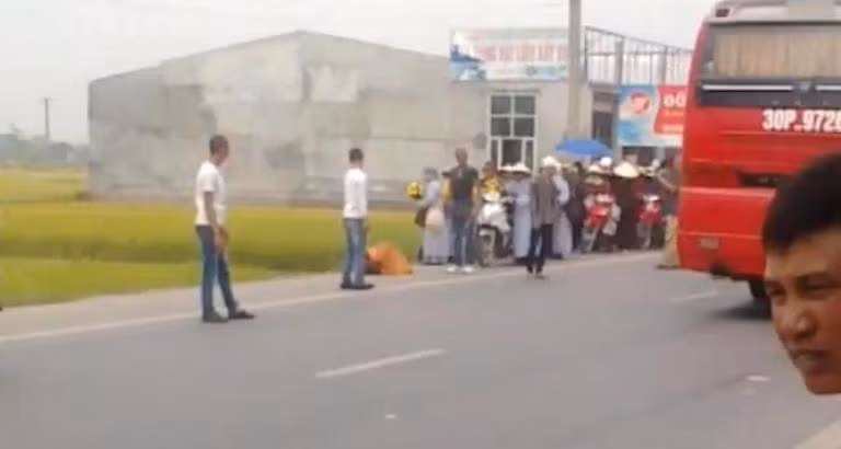 Những hình ảnh mới nhất về nhà sư mới được ghi lại khi ông đi đến địa phận huyện Đông Triều, Quảng Ninh.