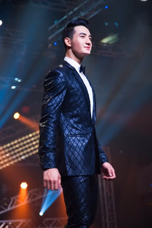 Đại diện Việt Nam, thí sinh Nguyễn Văn Sơn tự tin trong đêm chung kết Mister Global 2015.