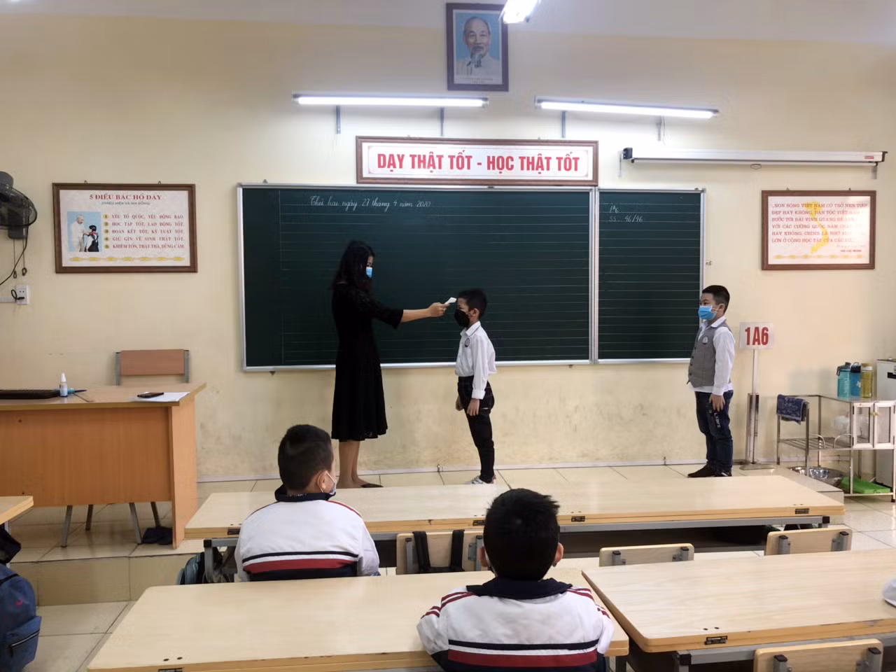Học sinh Trường Tiểu học Chu Văn An (quận Ngô quyền) được đo thân nhiệt khi vào lớp (Ảnh: LT)
