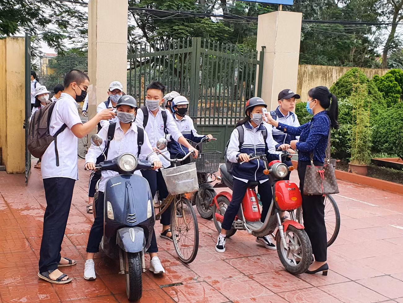 Học sinh Trường Trung học cơ sở thị trấn An Dương (huyện An Dương, Hải Phòng) đến trường được đo thân nhiệt và thực hiện các biện pháp phòng, chống dịch bệnh theo quy định (Ảnh: Lã Tiến) Học sinh Trường Trung học cơ sở thị trấn An Dương (huyện An Dương, Hải Phòng) đến trường được đo thân nhiệt và thực hiện các biện pháp phòng, chống dịch bệnh theo quy định (Ảnh: Lã Tiến)