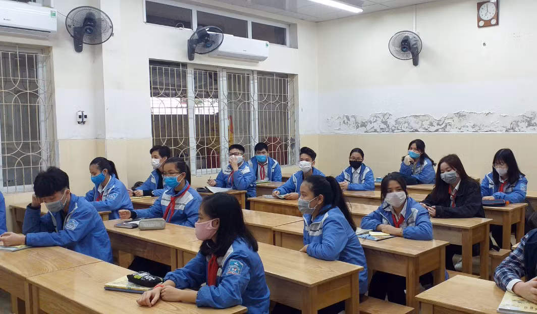Học sinh Trường Trung học cơ sở Hồng Bàng (quận Hồng Bàng) thực hiện giãn cách khi học tập (Ảnh: LT)