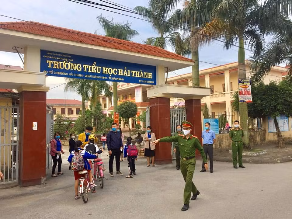 Trường Tiểu học Hải Thành (quận Dương Kinh) cũng thực hiện nghiêm các quy định về phòng, chống dịch bệnh khi đón học sinh quay trở lại trường (Ảnh: LT)