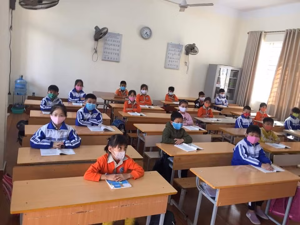Trường Tiểu học Hải Thành (quận Dương Kinh) cũng thực hiện nghiêm các quy định về phòng, chống dịch bệnh khi đón học sinh quay trở lại trường (Ảnh: LT)