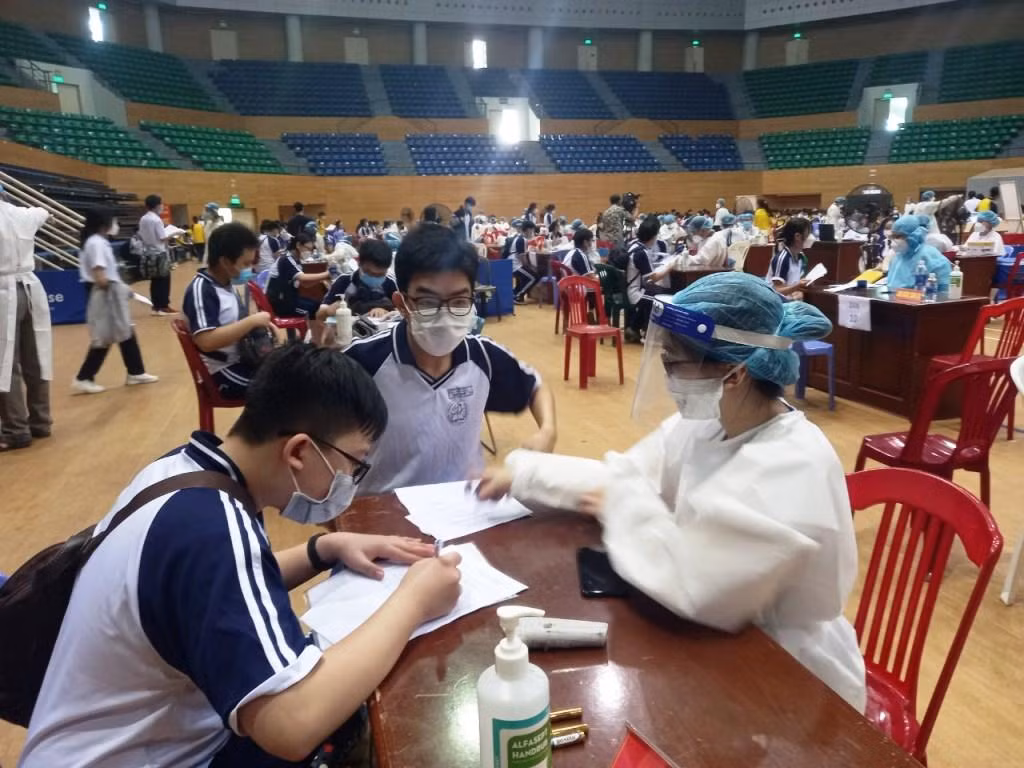 Trước đó, Sở Y tế Đà Nẵng đã yêu cầu các trường trung học cơ sở trên địa bàn thành phố nhanh chóng phối hợp công an các quận, huyện và phường, xã rà soát, hoàn chỉnh danh sách cấp mã định danh cho học sinh lớp 8, 9 nhằm bảo đảm công tác tiêm chủng diễn ra đúng thời gian, quy định. Trước đó, Sở Y tế Đà Nẵng đã yêu cầu các trường trung học cơ sở trên địa bàn thành phố nhanh chóng phối hợp công an các quận, huyện và phường, xã rà soát, hoàn chỉnh danh sách cấp mã định danh cho học sinh lớp 8, 9 nhằm bảo đảm công tác tiêm chủng diễn ra đúng thời gian, quy định.