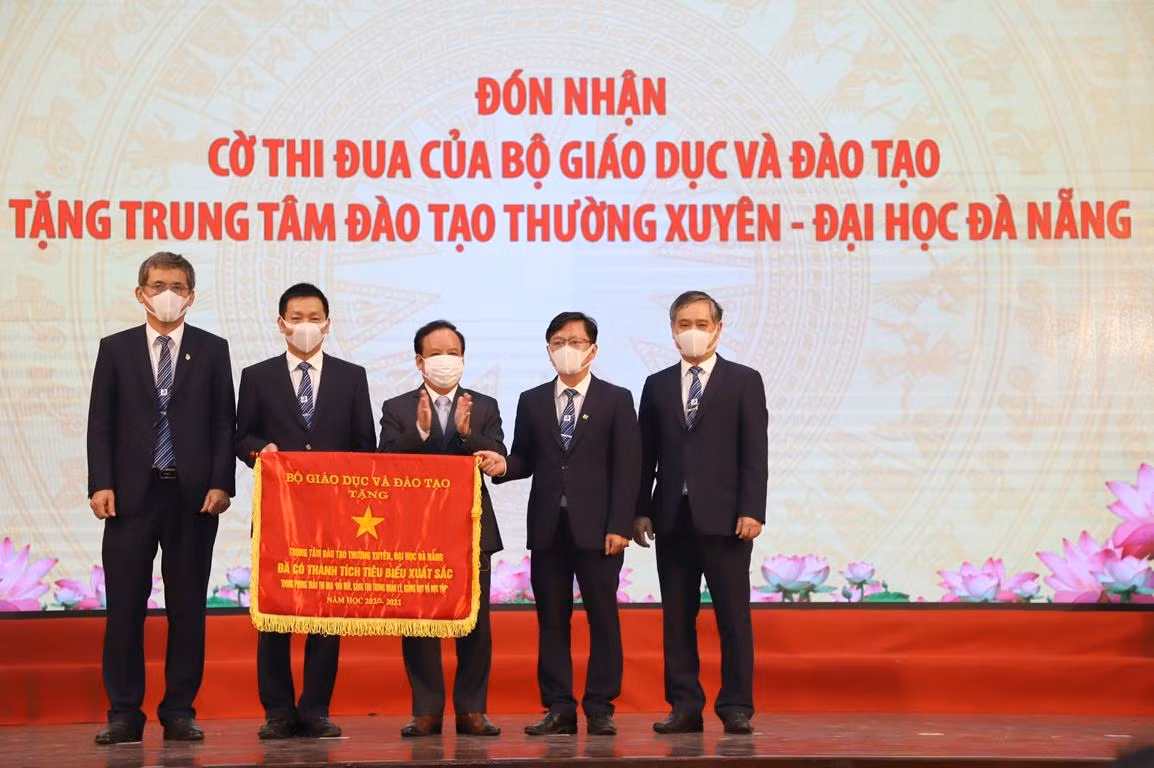 Giám đốc Đại học Đà Nẵng đã trao Cờ thi đua của Bộ Giáo dục và Đào tạo cho tập thể trung tâm đào tạo thường xuyên. Ảnh: AN Giám đốc Đại học Đà Nẵng đã trao Cờ thi đua của Bộ Giáo dục và Đào tạo cho tập thể trung tâm đào tạo thường xuyên. Ảnh: AN