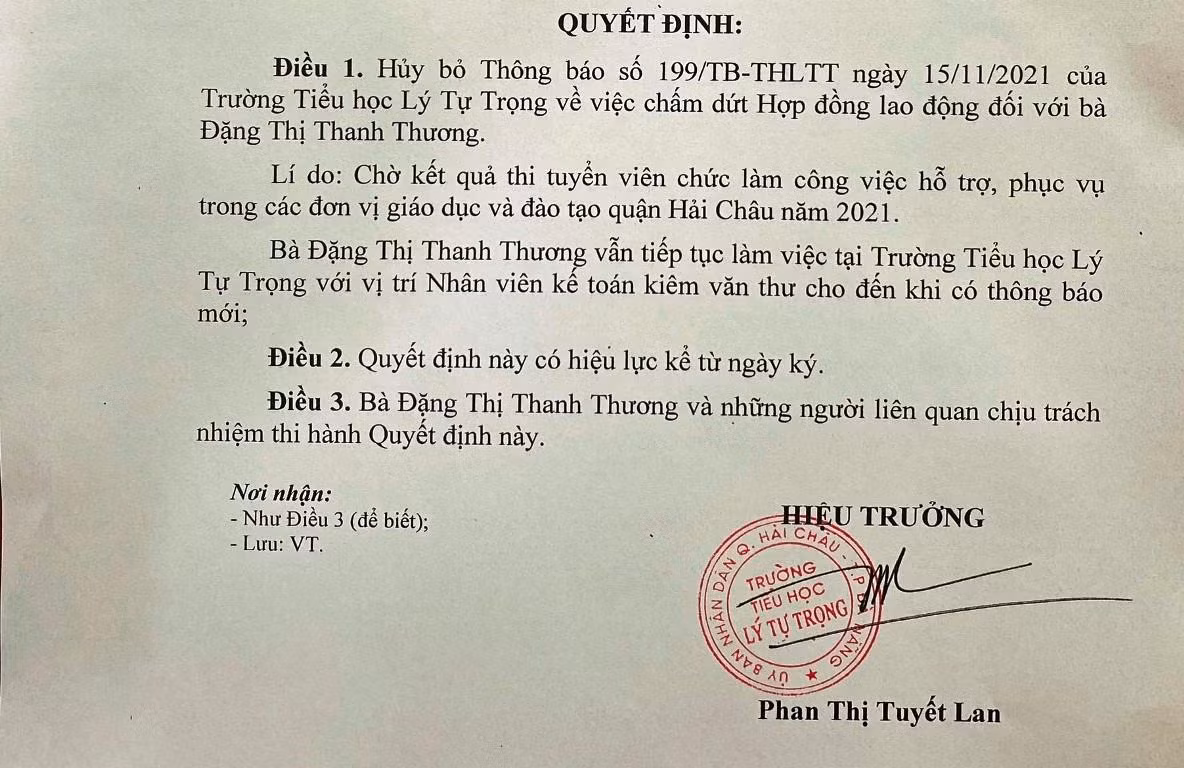 Sau khi cô Thương có phản ánh đến các cơ quan chức năng, báo chí thì ngày 23/11, Trường tiểu học Lý Tự Trọng có văn bản thu hồi quyết định chấm dứt hợp đồng lao động đã ban hành trước đó. Ảnh: AN