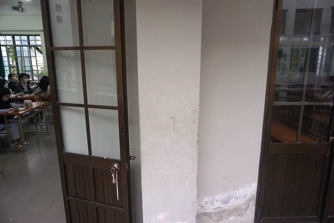 Các lớp học trong trường được thực hiện giãn cách nhằm tránh sự tiếp xúc trực tiếp.