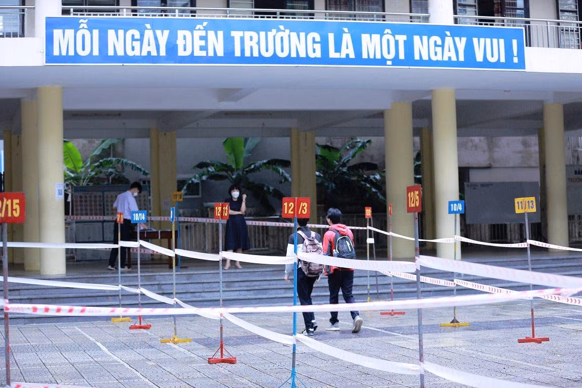 Nhiều trường trung học phổ thông dựng các lối đi riêng cho từng lớp để tránh tiếp xúc.