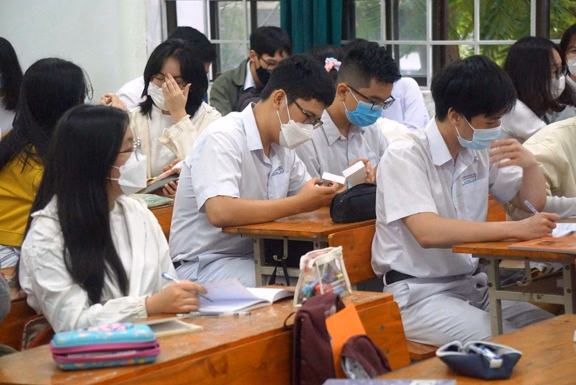 Sở Giáo dục cũng yêu cầu các trường phân công chuyên môn, chia thời khóa biểu cụ thể, hợp lí, đảm bảo sức khỏe cho giáo viên và học sinh, nhất là giáo viên vừa dạy học trực tiếp vừa dạy học trực tuyến.