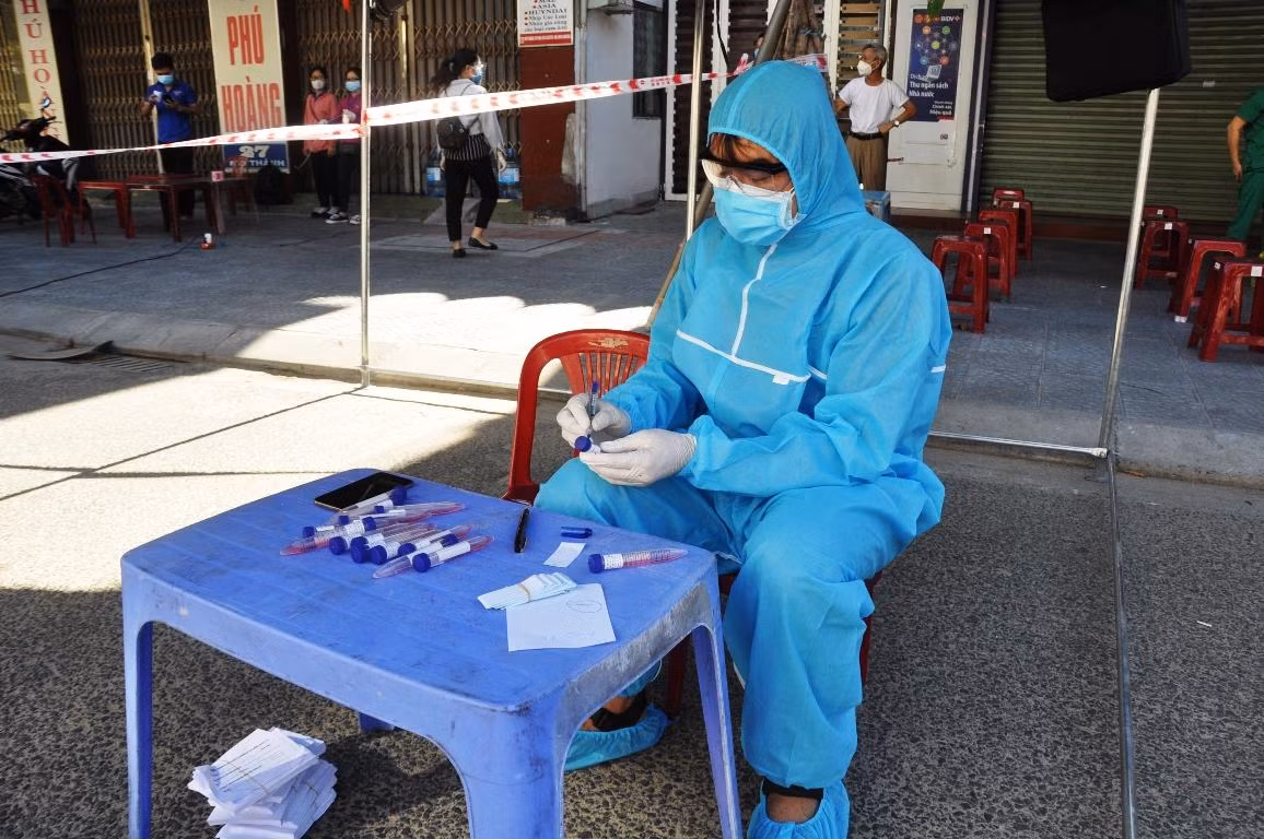 Thầy Út trong bộ đồ bảo hộ kín mít tham gia lực lượng phòng dịch chống dịch tại địa phương. Ảnh: AN Thầy Út trong bộ đồ bảo hộ kín mít tham gia lực lượng phòng dịch chống dịch tại địa phương. Ảnh: AN