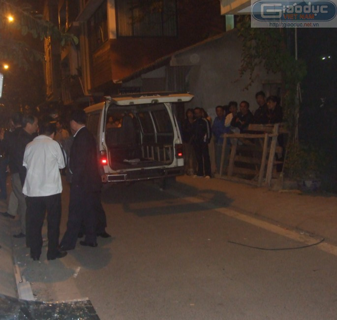 Người dân hiếu kì tập trung tại khu vực hiện trường