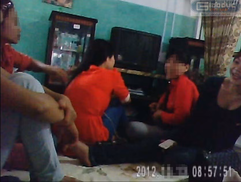 Trong lúc chờ đợi chàng rể "trắng trẻo, cao to lại có điều kiện tới" các cô gái tranh thủ buôn đủ thứ chuyện. Trong lúc chờ đợi chàng rể "trắng trẻo, cao to lại có điều kiện tới" các cô gái tranh thủ buôn đủ thứ chuyện.