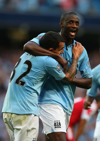 Tevez và Yaya Toure ăn mừng bàn thắng...