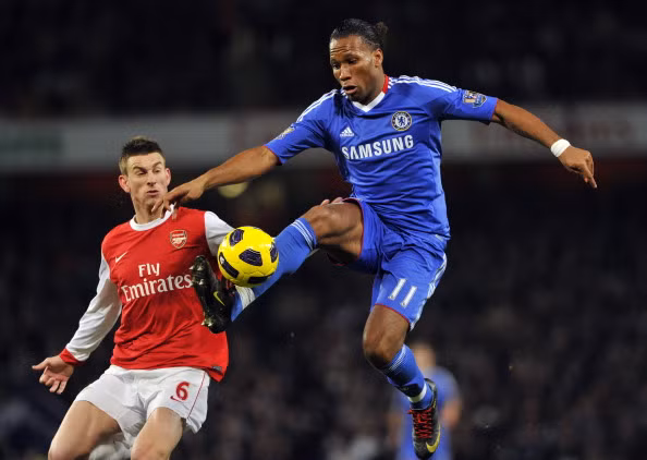 Drogba luôn là nỗi sợ hãi với hàng thủ Arsenal khi còn khoác áo Chelsea.