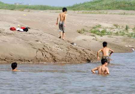 Không có bể bơi, không có kỹ năng tự bảo vệ mình khi đuối nước, hàng năm có hàng trăm học sinh bị chết đuối thương tâm (nguồn internet).