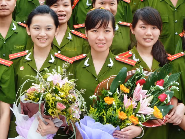 Các tân cử nhân vui mừng, phấn khởi chụp ảnh lưu niệm. CHÙM ẢNH: NÉT HỒN NHIÊN CỦA CÁC BÉ KHIẾM THÍNH NGÀY TỰU TRƯỜNG BỨC TÂM THƯ XÚC ĐỘNG CỦA PHÓ GIÁO SƯ VĂN NHƯ CƯƠNG GỬI HỌC TRÒ BÉ MẦM NON NGỘ NGHĨNH ĐÁNG YÊU NGÀY ĐẦU ĐẾN TRƯỜNG RƠI NƯỚC MẮT, HỌC SINH QUỲ ĐẤT TRONG LỄ TỰU TRƯỜNG
