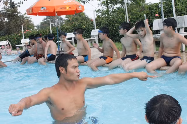 Nhiều người đặt câu hỏi:"Đến bao giờ, học sinh tiểu học được phổ cập bơi lội khi cơ sở vật chất, kinh phí chưa có?" (ảnh minh họa).