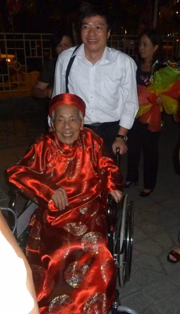 Nhà văn, nhà viết kịch, nhà hoạt động cách mạng Học Phi tròn 100 tuổi nhưng ông vẫn minh mẫn, vẫn miệt mài trên những trang viết, chưa một ngày ngơi nghỉ.