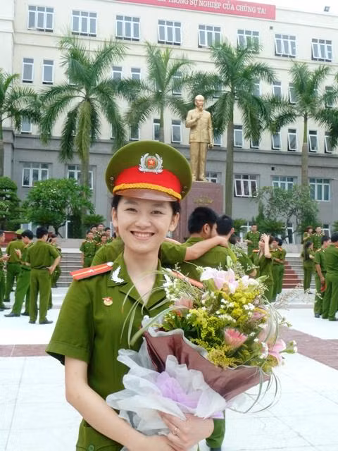 Bích Thu tự hào, vui mừng khi giành được thành tích cao nhất trong buổi lễ Tốt nghiệp. Ảnh Kim Ngân).