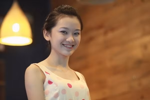 Thu đoạt giải Á khôi 1 cuộc thi "Sinh viên Cảnh sát thanh lịch lần thứ Nhất" cùng giải "Ứng xử hay nhất”. Chùm ảnh: Những nữ sinh mặc quân phục cảnh sát siêu "kute" >>Chùm anh: Ngắm áo dài nữ sinh qua thời gian >>Hoa khôi các trường Đại học, Cao đẳng