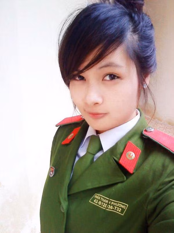 Trần Thanh Phương (lớp B12D36), Học viện Cảnh sát Nhân dân đáng yêu trước máy chụp hình. >>Vẻ đẹp xuân thì của Á khôi Hoàng Anh Thư >>Chùm anh: Ngắm áo dài nữ sinh qua thời gian >>Hoa khôi các trường Đại học, Cao đẳng