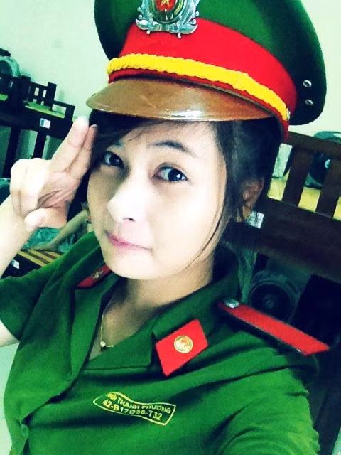 Sở hữu làn da trắng đẹp, đôi môi hồng quyến rũ. Các nữ sinh cảnh sát cũng rất "xì tin" khi chụp hình. >>Vẻ đẹp xuân thì của Á khôi Hoàng Anh Thư >>Chùm anh: Ngắm áo dài nữ sinh qua thời gian >>Hoa khôi các trường Đại học, Cao đẳng