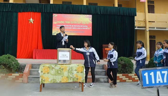 Hoạt động mang nhiều ý nghĩa với mục đích giáo dục tình yêu thương con người, tình bạn, tình thầy trò (Ảnh: Vũ Ninh)