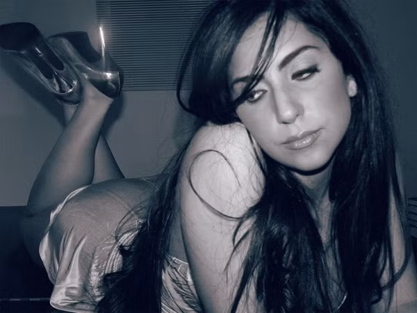 Nữ nhiếp ảnh Malgorzata Saniewska đã chụp Lady Gaga vào hè năm 2005. Khi ấy, ngôi sao nhạc pop vẫn lấy tên thật là Stefani Germanotta và đang làm cô hầu bàn trong nhà hàng. Nữ nhiếp ảnh Malgorzata Saniewska đã chụp Lady Gaga vào hè năm 2005. Khi ấy, ngôi sao nhạc pop vẫn lấy tên thật là Stefani Germanotta và đang làm cô hầu bàn trong nhà hàng.