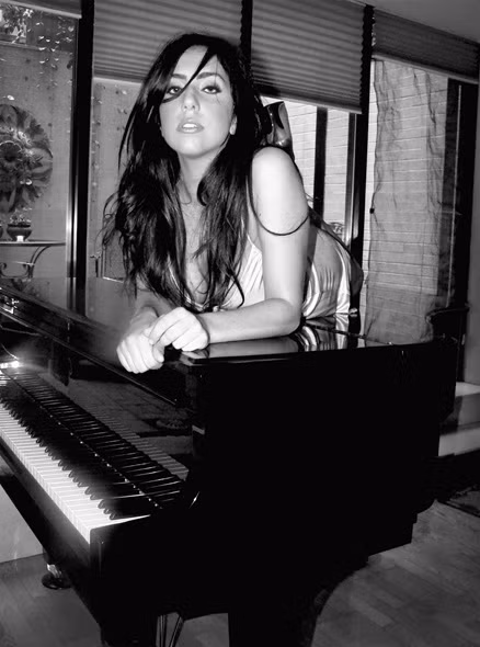 Tuy nhiên, Malgorzata kể rằng, con người Gaga vẫn không hề thay đổi khi gặp lại cô vào năm 2010. Nữ ca sĩ chủ động bắt chuyện hào hứng kể lại kỷ niệm ngày chụp hình. Tuy nhiên, Malgorzata kể rằng, con người Gaga vẫn không hề thay đổi khi gặp lại cô vào năm 2010. Nữ ca sĩ chủ động bắt chuyện hào hứng kể lại kỷ niệm ngày chụp hình.